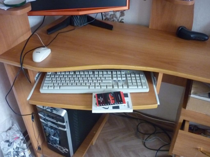Продам компьютерный стол