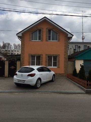 Сдам дом в центре города не далеко от песчаного пляжа.