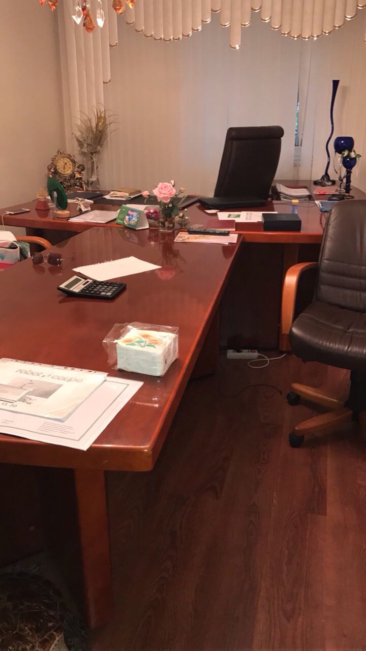СРОЧНО продатся кабинет итальянской мебели из красного дерева