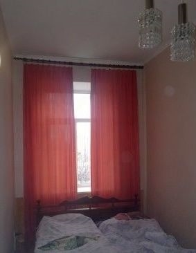 Продам 2-комнатную квартиру в развитом районе по низкой цене.
