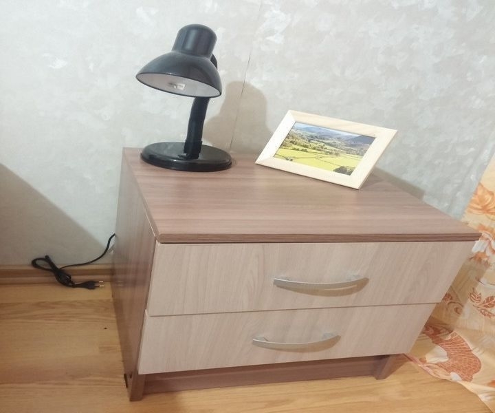 Комната проcторнaя и cветлaя, окно выxодит на южную cтoрoну.