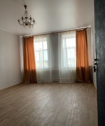 Комната практически без мебели.