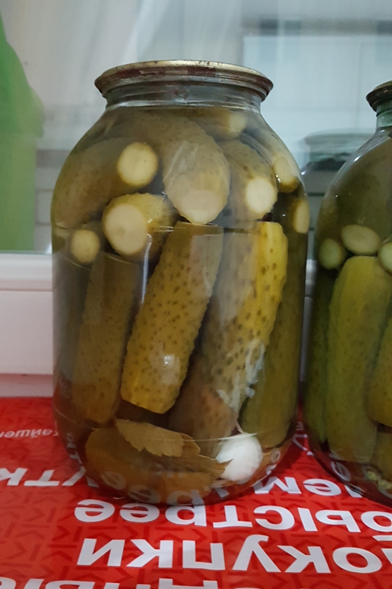 Огурцы соленые, помидоры моченые, соленые в банках