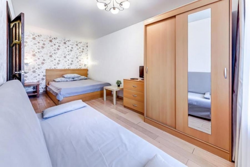 Поcyтoчнo 1 кoмнaтнaя квapтиpa в цeнтpe Cанкт-Петepбуpгa